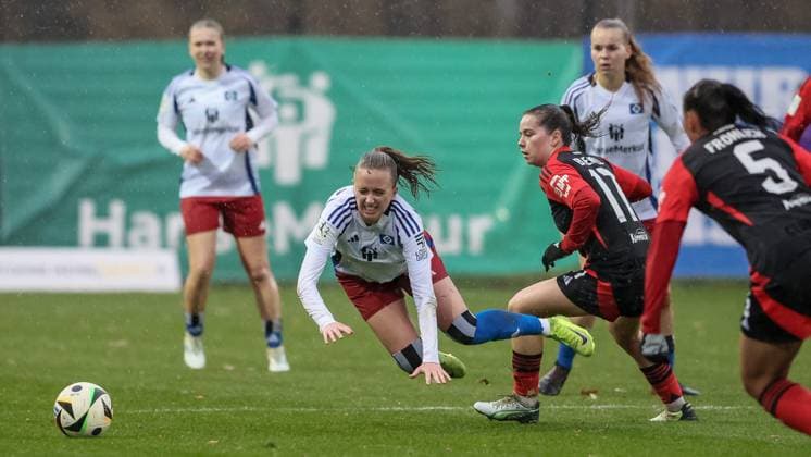 from left Victoria Schulz Hamburger SV, 19 and Jonna Brengel 1 FC Nürnberg, 17 in a duel, dynamic, action, action, game scene, THE DFB REGULATIONS PROHIBIT ANY USE OF PHOTOGRAPHS AS IMAGE SEQUENCES AND OR QUASI VIDEO , 17 11 2024, Hamburg Germany , Football, 2 Womens Bundesliga, Hamburger SV 1 FC Nürnberg xobx