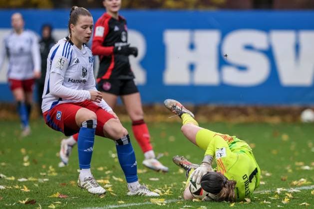 from left Christin Meyer Hamburger SV, 16 and Hannah Etzold goalkeeper, goalkeeper, 1 FC Nürnberg, 1 in duel, duel, dynamics, action, action, game scene, THE DFB GUIDELINES PROHIBIT ANY USE OF PHOTOGRAPHS AS IMAGE SEQUENCES AND OR QUASI VIDEO DFB REGULATIONS PROHIBIT ANY USE OF PHOTOGRAPHS AS IMAGE SEQUENCES AND OR QUASI VIDEO , 17 11 2024, Hamburg Germany , Football, 2 Womens Bundesliga, Hamburger SV 1 FC Nürnberg xobx
