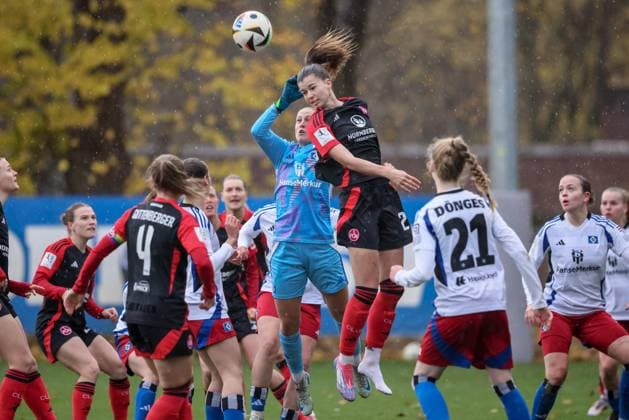 from left Inga Schuldt goalkeeper, goalkeeper, Hamburger SV, 1 and Nele Bauereisen 1 FC Nürnberg, 23 in duel, duel, dynamics, action, action, game scene, THE DFB REGULATIONS PROHIBIT ANY USE OF PHOTOGRAPHS AS IMAGE SEQUENCES AND OR QUASI VIDEO , 17 11 2024, Hamburg Germany , Football, 2 Womens Bundesliga, Hamburger SV 1 FC Nürnberg xobx