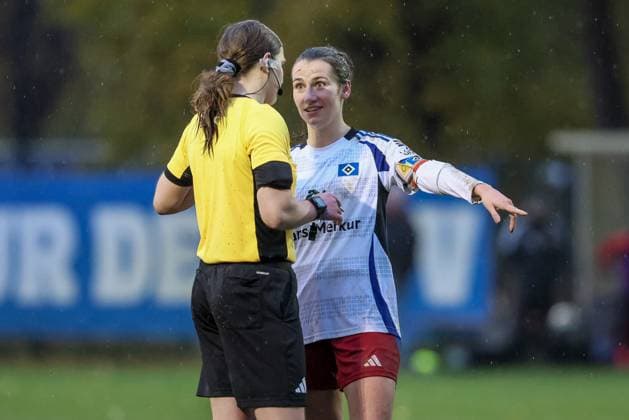 from left Referee Anna Lena Weiss in conversation with Pauline Machtens Hamburger SV, 28 , complaining, complaining, protesting, gesticulating, gesticulating with her arms, THE DFB GUIDELINES PROHIBIT ANY USE OF PHOTOGRAPHS AS IMAGE SEQUENCES AND OR QUASI VIDEO DFB REGULATIONS PROHIBIT ANY USE OF PHOTOGRAPHS AS IMAGE SEQUENCES AND OR QUASI VIDEO , 17 11 2024, Hamburg Germany , Football, 2 Womens Bundesliga, Hamburger SV 1 FC Nürnberg xobx