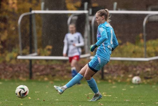 from left Inga Schuldt goalkeeper, goalkeeper, Hamburger SV, 1 on the ball, single image, full body, action, action, game scene, THE DFB REGULATIONS PROHIBIT ANY USE OF PHOTOGRAPHS AS IMAGE SEQUENCES AND OR QUASI VIDEO , 17 11 2024, Hamburg Germany , Football, 2 Womens Bundesliga, Hamburger SV 1 FC Nürnberg xobx