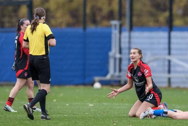 from left referee Anna Lena Weiss, Medina Desic 1 FC Nuremberg, 10 complains, complains, portrays, grumbles, protests, gesticulates, gestures with arms, THE DFB GUIDELINES PROHIBIT ANY USE OF PHOTOGRAPHS AS IMAGE SEQUENCES AND OR QUASI VIDEO DFB REGULATIONS PROHIBIT ANY USE OF PHOTOGRAPHS AS IMAGE SEQUENCES AND OR QUASI VIDEO , 17 11 2024, Hamburg Germany , Football, 2 Frauen Bundesliga, Hamburger SV 1 FC Nürnberg xobx