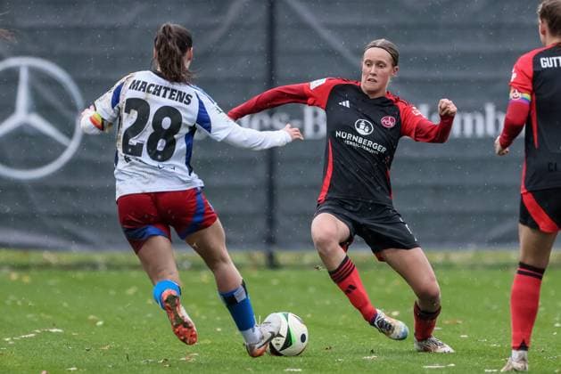 from left Pauline Machtens Hamburger SV, 28 and Klara Svensson Senelius 1 FC Nürnberg, 2 in a duel, dynamic, action, action, game scene, THE DFB REGULATIONS PROHIBIT ANY USE OF PHOTOGRAPHS AS IMAGE SEQUENCES AND OR QUASI VIDEO , 17 11 2024, Hamburg Germany , Football, 2 Womens Bundesliga, Hamburger SV 1 FC Nürnberg xobx