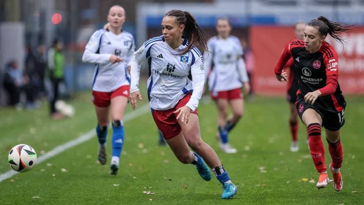 from left Lisa Baum Hamburger SV, 11 and Rebekka Salfelder 1 FC Nürnberg, 15 in a duel, dynamic, action, action, game scene, THE DFB REGULATIONS PROHIBIT ANY USE OF PHOTOGRAPHS AS IMAGE SEQUENCES AND OR QUASI VIDEO , 17 11 2024, Hamburg Germany , Football, 2 Womens Bundesliga, Hamburger SV 1 FC Nürnberg xobx