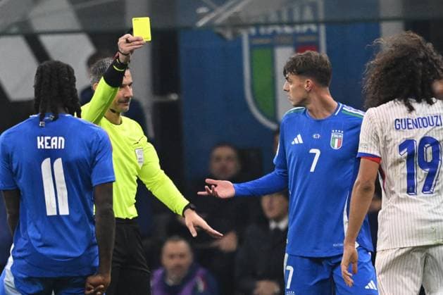 CALCIO - UEFA Nations League - Italy vs France Referee Slavko Vincic, shows yellow card to Daniel Maldini of Italy during the Group A2 - UEFA NATIONS LEAGUE 2024 match between Italy and France on 17 of November 2024 at Giuseppe Meazza San Siro Siro stadium in Milan, Italy. Milan Italy  Copyright: xIPAxSport ABACAx