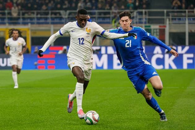 Milan, Italy, 17th November 2024, San Siro Stadium: Alessandro Bastoni (21 Italy) and Randal Kolo Muani (12 France) in action during the UEFA Nations League 2024, League A, Group A2, match between Italy and France at San Siro Stadium, Italy. Francesco Farina SPP (FRANCESCO FARINA SPP) Copyright: xFRANCESCOxFARINAx xSPPx spp-en-FrFa-_O2A0757