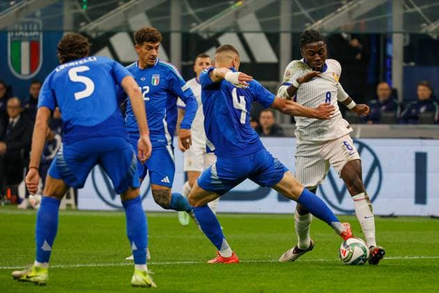 Milan, Italy, 17th November 2024, San Siro Stadium: Manu Kone (8 France) tries to free himself from the pressing of the Italy players during the UEFA Nations League 2024, League A, Group A2, match between Italy and France at San Siro Stadium, Italy. Francesco Farina SPP (FRANCESCO FARINA SPP) Copyright: xFRANCESCOxFARINAx xSPPx spp-en-FrFa-_O2A0860
