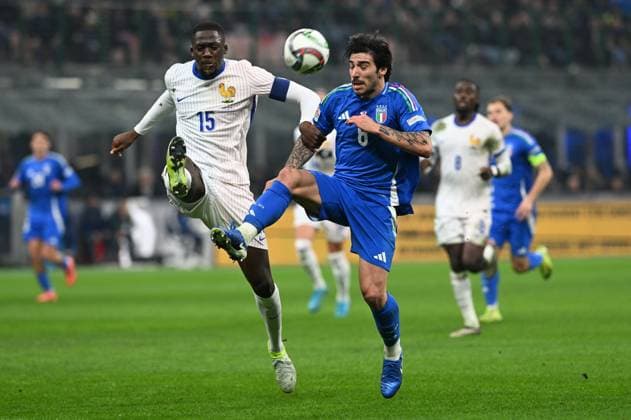 CALCIO - UEFA Nations League - Italy vs France ibrahima konate (france<) and sandro tonali (italy) during Italy vs France, Football UEFA Nations Leage match in Milan, Italy, November 17 2024 Milan Italy  Copyright: xIPAxSport ABACAx
