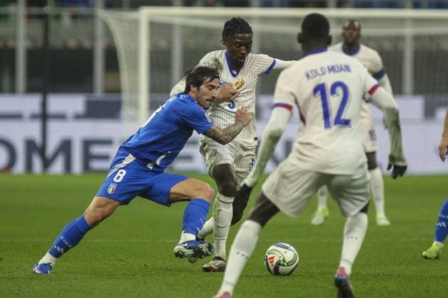 CALCIO - UEFA Nations League - Italy vs France Sandro Tonali of Italy battle for the ball with Manu Kone of France during Italy vs France, matchday 6 of League A of Uefa Nations League 2025, game at Giuseppe Meazza - San Siro stadium in Milano (MI), Italy, on November 17, 2024. Milan Italy  Copyright: xIPAxSport ABACAx