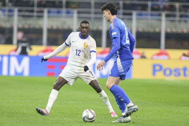 CALCIO - UEFA Nations League - Italy vs France Alessandro Bastoni of Italy competes for the ball with Randal Kolo Muani of France during Italy vs France, matchday 6 of League A of Uefa Nations League 2025, game at Giuseppe Meazza - San Siro stadium in Milano (MI), Italy, on November 17, 2024. Milan Italy  Copyright: xIPAxSport ABACAx