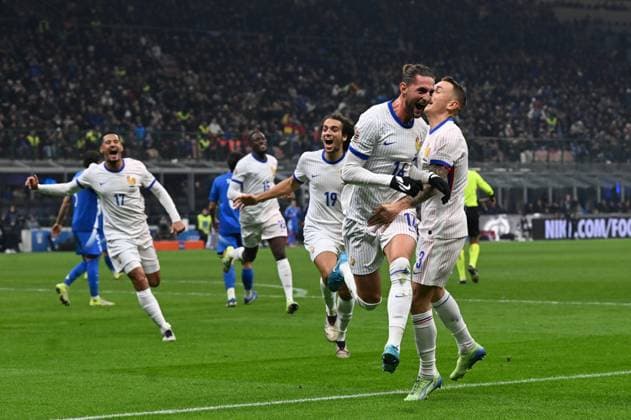 CALCIO - UEFA Nations League - Italy vs France adrien rabiot (franc) and his team mates celebrate the goal of 1-3 during Italy vs France, Football UEFA Nations Leage match in Milan, Italy, November 17 2024 Milan Italy  Copyright: xIPAxSport ABACAx