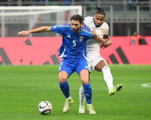 (241118) -- MILAN, Nov. 18, 2024 -- Manuel Locatelli (L) of Italy vies for the ball against Christopher Nkunku of France during the UEFA Nations League 2024 25 League A Group 2 football match between Italy and France in Milan, Italy, Nov. 17, 2024. (Photo by Alberto Lingria Xinhua) (SP)ITALY-MILAN-FOOTBALL-UEFA NATIONS LEAGUE-ITALY VS FRANCE LixJing 
