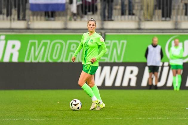 Soccer I Women I Season 2024 2025 I Bundesliga I 10 Matchday I VfL Wolfsburg 1 FFC Turbine Potsdam I 16 11 2024 Tabea Sellner 28, VfL Wolfsburg with ball Crop, close-up, portrait, portrait, single photo, single image, body Wolfsburg AOK Stadium Lower Saxony Germany Copyright: xLobeca InesxHähnelx