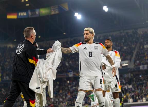 16 11 2024, Football UEFA Nations League 2024 25, Group 3, Matchday 5, Germany Bosnia and Herzegovina, at Europa Park Stadium Freiburg , Equipment manager Thomas Mai collects the players warm-up jackets Robert Andrich Germany