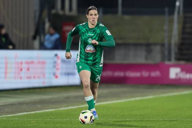 from left Lara Schmidt SV Werder Bremen, 24 on the ball, cropped image, single image, full body, action, action, match scene, THE DFB GUIDELINES PROHIBIT ANY USE OF PHOTOGRAPHS AS IMAGE SEQUENCES AND OR QUASI VIDEO DFB REGULATIONS PROHIBIT ANY USE OF PHOTOGRAPHS AS IMAGE SEQUENCES AND OR QUASI VIDEO , 18 11 2024, Cologne Germany , Football, Google Pixel Women Bundesliga, 1 FC Köln SV Werder Bremen xobx
