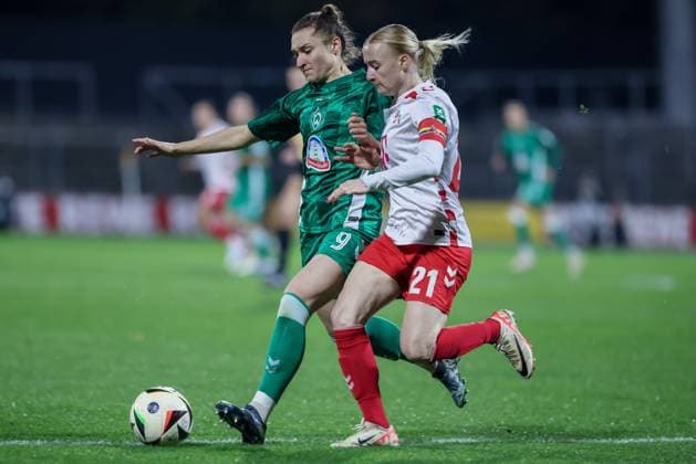 from left Sophie Weidauer SV Werder Bremen, 9 and Anna Gerhardt 1 FC Köln, 21 in duel, duel, dynamic, action, action, game scene, THE DFB GUIDELINES PROHIBIT ANY USE OF PHOTOGRAPHS AS IMAGE SEQUENCES AND OR QUASI VIDEO DFB REGULATIONS PROHIBIT ANY USE OF PHOTOGRAPHS AS IMAGE SEQUENCES AND OR QUASI VIDEO , 18 11 2024, Cologne Germany , Football, Google Pixel Women Bundesliga, 1 FC Köln SV Werder Bremen xobx