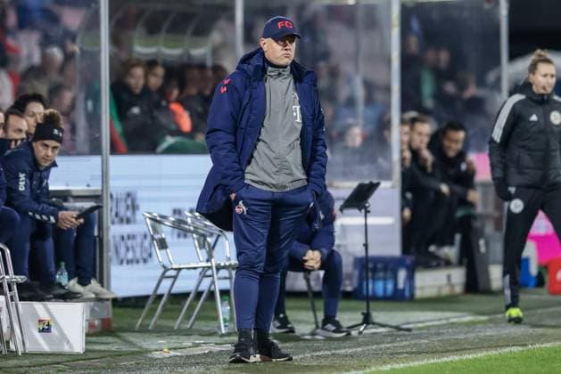 v li Daniel Weber coach, 1 FC Köln looking disappointed, disappointment, THE DFB GUIDELINES PROHIBIT ANY USE OF PHOTOGRAPHS AS IMAGE SEQUENCES AND OR QUASI VIDEO DFB REGULATIONS PROHIBIT ANY USE OF PHOTOGRAPHS AS IMAGE SEQUENCES AND OR QUASI VIDEO , 18 11 2024, Cologne Germany , Football, Google Pixel Women Bundesliga, 1 FC Köln SV Werder Bremen xobx