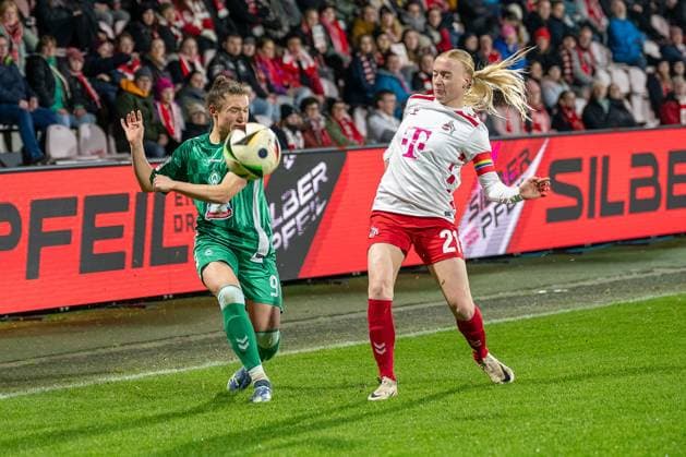 18 11 2024, Soccer Google Pixel Womens Bundesliga, Season 2024 2025, Matchday 10, 1 FC Koeln SV Werder Bremen at Franz Kremer Stadium in Cologne duel between Sophie Weidauer SV Werder Bremen, 09 and Anna Gerhardt 1 FC Koeln, 21 Important note In accordance with the regulations of the DFL German Football League and the DFB German Football Association, it is prohibited to use or have used photographs taken in the stadium and or of the match in the form of sequential images and or video-like photo series Foto Kirchner Media TH Copyright: xKirchner-Media THx