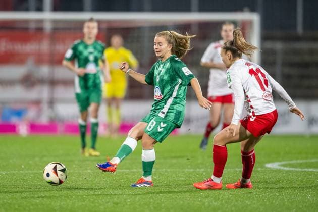 18 11 2024, Soccer Google Pixel Womens Bundesliga, Season 2024 2025, Matchday 10, 1 FC Cologne SV Werder Bremen at Franz Kremer Stadium in Cologne Alena Bienz 1 FC Cologne, 11 cannot prevent the pass from Ricarda Walkling SV Werder Bremen, 13 Important note In accordance with the regulations of the DFL German Football League and the DFB German Football Association, it is prohibited to use or have used photographs taken in the stadium or of the match in the form of sequential images or video-like photo series Foto Kirchner Media TH Copyright: xKirchner-Media THx