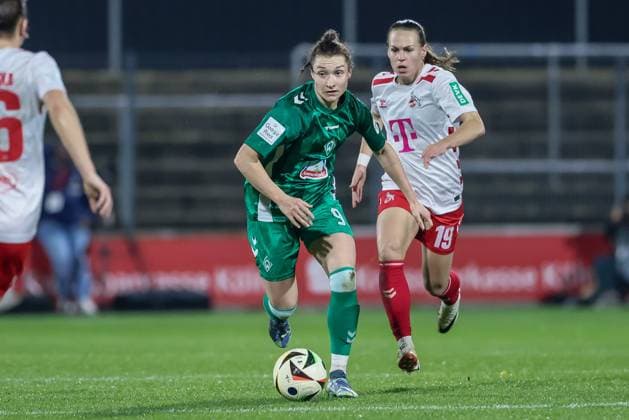 from left Sophie Weidauer SV Werder Bremen, 9 on the ball, single image, full body, action, action, match scene, Dora Zeller 1 FC Köln, 19 , THE DFB GUIDELINES PROHIBIT ANY USE OF PHOTOGRAPHS AS IMAGE SEQUENCES AND OR QUASI VIDEO DFB REGULATIONS PROHIBIT ANY USE OF PHOTOGRAPHS AS IMAGE SEQUENCES AND OR QUASI VIDEO , 18 11 2024, Cologne Germany , Football, Google Pixel Women Bundesliga, 1 FC Köln SV Werder Bremen xobx