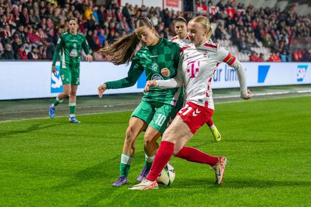 18 11 2024, Football Google Pixel Womens Bundesliga, Season 2024 2025, Matchday 10, 1 FC Koeln SV Werder Bremen at Franz Kremer Stadium in Cologne duel between Tuana Mahmoud SV Werder Bremen, 10 and Anna Gerhardt 1 FC Koeln, 21 Important note In accordance with the regulations of the DFL German Football League and the DFB German Football Association, it is prohibited to utilize or have utilized photographs taken in the stadium and or of the match in the form of sequential images and or video-like photo series Foto Kirchner Media TH Copyright: xKirchner-Media THx