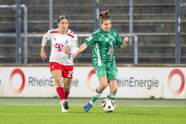 18 11 2024, Soccer Google Pixel Womens Bundesliga, Season 2024 2025, Matchday 10, 1 FC Koeln SV Werder Bremen at Franz Kremer Stadium in Cologne duel between Laura Feiersinger 1 Fc Koeln, 27 and Rieke Diekmann SV Werder Bremen, 22 Important note In accordance with the regulations of the DFL German Football League and the DFB German Football Association, it is prohibited to utilize or have utilized photographs taken in the stadium and or of the match in the form of sequential images and or video-like photo series Foto Kirchner Media TH Copyright: xKirchner-Media THx