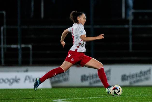Google Pixel Womens Bundesliga, 1 FC Köln SV Werder Bremen 18 11 2024 Lotta Cordes 1 FC Köln, 6 on the ball Google Pixel Womens Bundesliga, 1 FC Köln SV Werder Bremen, Cologne, Franz Kremer Stadium on 18 11 2024 Copyright: xBEAUTIFULxSPORTS Wunderlx