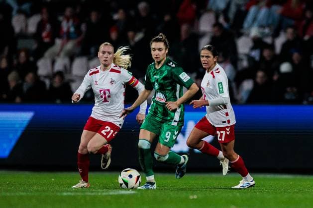 Google Pixel Womens Bundesliga, 1 FC Köln SV Werder Bremen 18 11 2024 duel Anna Gerhardt 1 FC Köln, 21 , Sophie Weidauer SV Werder Bremen, 9 , Laura Feiersinger 1 FC Köln, 27 Google Pixel Womens Bundesliga, 1 FC Köln SV Werder Bremen, Cologne, Franz Kremer Stadion on 18 11 2024 Copyright: xBEAUTIFULxSPORTS Wunderlx