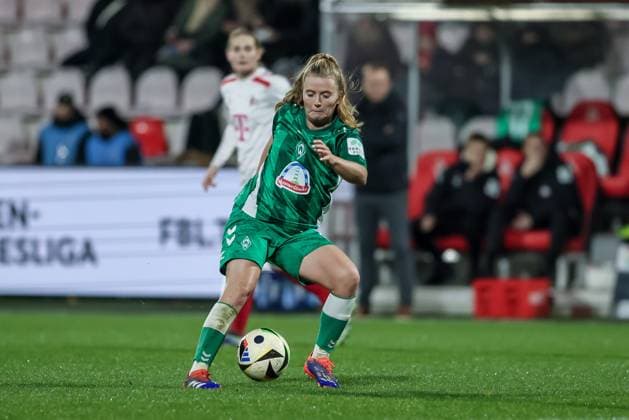 v li Ricarda Walkling SV Werder Bremen, 13 on the ball, single image, full body, action, action, match scene, THE DFB GUIDELINES PROHIBIT ANY USE OF PHOTOGRAPHS AS IMAGE SEQUENCES AND OR QUASI VIDEO DFB REGULATIONS PROHIBIT ANY USE OF PHOTOGRAPHS AS IMAGE SEQUENCES AND OR QUASI VIDEO , 18 11 2024, Cologne Germany , Football, Google Pixel Women Bundesliga, 1 FC Köln SV Werder Bremen xobx