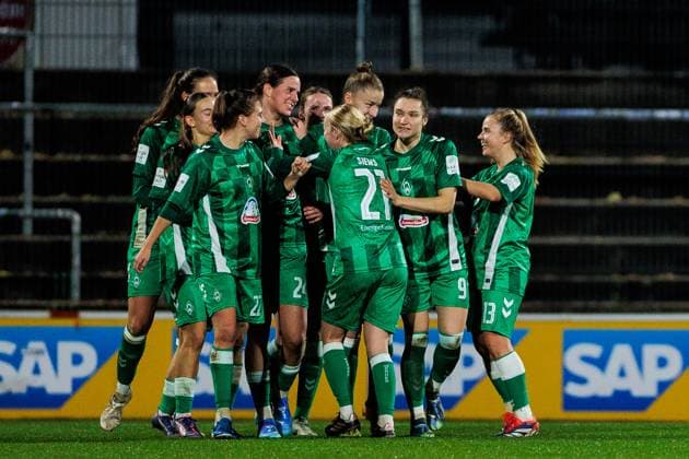 Google Pixel Womens Bundesliga, 1 FC Köln SV Werder Bremen 18 11 2024 Cheers for 0 2 by Lara Schmidt SV Werder Bremen, 24 Google Pixel Womens Bundesliga, 1 FC Köln SV Werder Bremen, Cologne, Franz Kremer Stadium on 18 11 2024 Copyright: xBEAUTIFULxSPORTS Wunderlx
