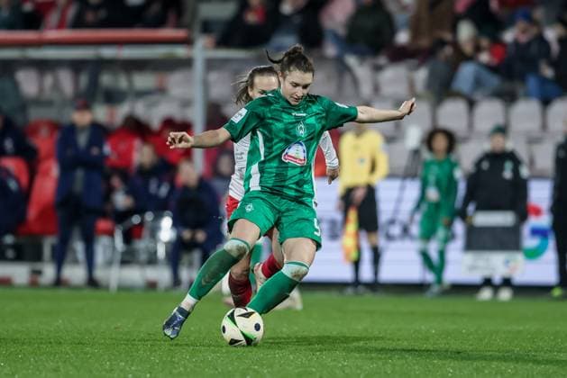 from left Sophie Weidauer SV Werder Bremen, 9 on the ball, single image, full body, action, action, game scene, THE DFB GUIDELINES PROHIBIT ANY USE OF PHOTOGRAPHS AS IMAGE SEQUENCES AND OR QUASI VIDEO DFB REGULATIONS PROHIBIT ANY USE OF PHOTOGRAPHS AS IMAGE SEQUENCES AND OR QUASI VIDEO , 18 11 2024, Cologne Germany , Football, Google Pixel Women Bundesliga, 1 FC Köln SV Werder Bremen xobx