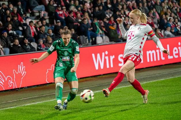 18 11 2024, Soccer Google Pixel Womens Bundesliga, Season 2024 2025, Matchday 10, 1 FC Koeln SV Werder Bremen at Franz Kremer Stadium in Cologne Anna Gerhardt 1 FC Koeln, 21 tries to prevent the cross from Sophie Weidauer SV Werder Bremen, 09 Important note According to the regulations of the DFL German Football League and the DFB German Football Association, it is prohibited to use or have used photographs taken in the stadium or of the match in the form of sequential images or video-like photo series Foto Kirchner Media TH Copyright: xKirchner-Media THx