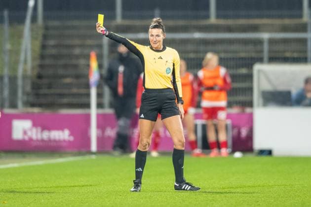 18 11 2024, Football Google Pixel Womens Bundesliga, Season 2024 2025, Matchday 10, 1 FC Koeln SV Werder Bremen at Franz Kremer Stadium in Cologne Referee Nadine Westerhoff shows Thomas Horsch SV Werder Bremen, Coach the yellow card Important note According to the regulations of the DFL German Football League and the DFB German Football Association, it is prohibited to use or have used photographs taken in the stadium and or of the game in the form of sequential images and or video-like photo series Photo Kirchner Media TH Copyright: xKirchner-Media THx