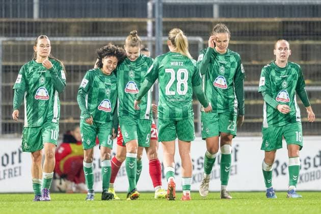 18 11 2024, Soccer Google Pixel Womens Bundesliga, Season 2024 2025, Matchday 10, 1 FC Koeln SV Werder Bremen at the Franz Kremer Stadium in Cologne The Bremen players cheer with goal scorer Amira Arfaoui SV Werder Bremen, 08 the goal for 4 0 Important note In accordance with the regulations of the DFL German Football League and the DFB German Football Association, it is prohibited to use or have used photographs taken in the stadium or of the match in the form of sequential images and or video-like photo series Foto Kirchner Media TH Copyright: xKirchner-Media THx