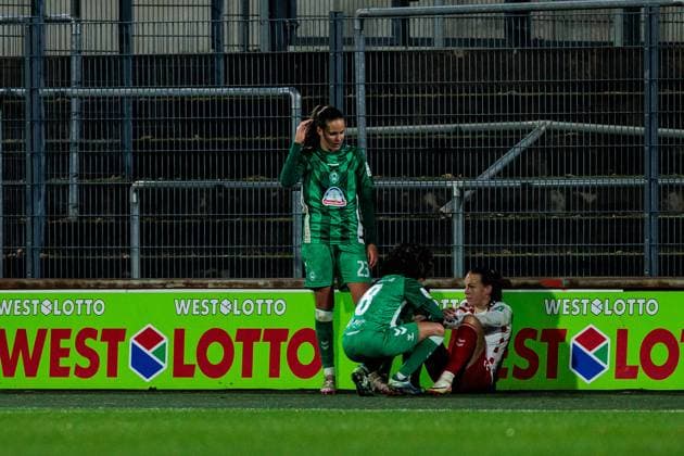 Google Pixel Womens Bundesliga, 1 FC Köln SV Werder Bremen 18 11 2024 Hanna Nemeth SV Werder Bremen, 23 and Amira Arfaoui SV Werder Bremen, 8 consoling Dora Zeller 1 FC Köln, 19 Google Pixel Womens Bundesliga, 1 FC Köln SV Werder Bremen, Cologne, Franz Kremer Stadion on 18 11 2024 Copyright: xBEAUTIFULxSPORTS Wunderlx