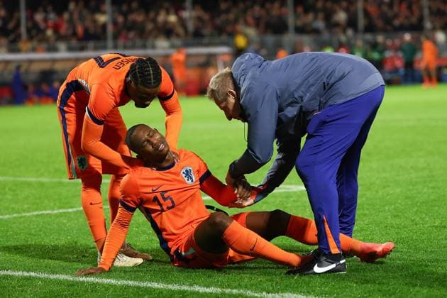ALMERE , 18-11-2024 , Yanmar stadium , season 2024 2025 , UEFA European U21, U 21 Football 2025 Friendly match. Netherlands U21 player Neraysho Kasanwirjo leaves the pitch injured during the match Netherlands U21 - England U21 Netherlands U21 - England U21  x26776793x Copyright: