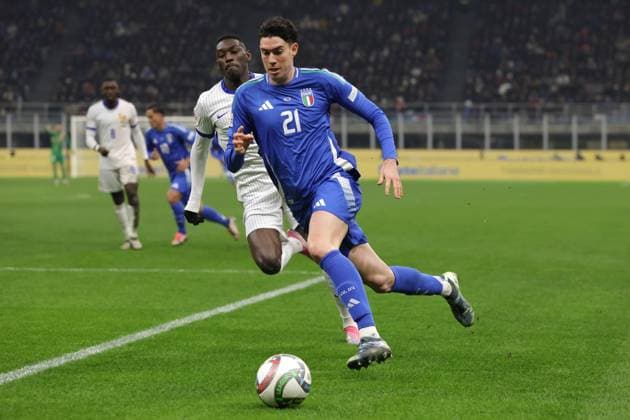 Milan, Italy, 17th November 2024. Alessandro Bastoni of Italy is pursued by Randal Kolo Muani of France as he breaks into the penalty area during the UEFA Nations League match at Stadio Giuseppe Meazza, Milan. Picture credit should read: Jonathan Moscrop Sportimage EDITORIAL USE ONLY. No use with unauthorised audio, video, data, fixture lists, club league logos or live services. Online in-match use limited to 120 images, no video emulation. No use in betting, games or single club league player publications. SPI-3453-0076