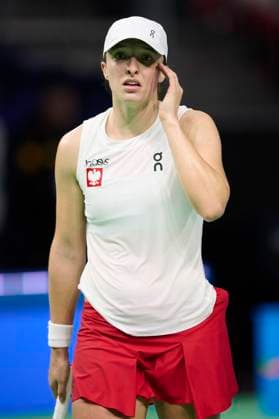 Billie Jean King Cup Finals - Poland v Italy: Semi-Final MALAGA, SPAIN - NOVEMBER 18: Iga Swiatek of Team Poland looks on in her singles match against Jasmine Paolini of Team Italy in the Semi-Final tie between Poland and Italy during the Billie Jean King Cup Finals at Palacio de Deportes Jose Maria Martin Carpena on November 18, 2024 in Malaga, Spain. (Photo by Francisco Macia Photo Players Images Magara Press) Malaga Palacio Deportis Jose Maria Martin Carpena Spain Copyright: xFranciscoxMaciax