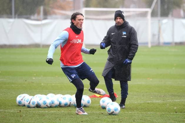 DEU, DFL, 2 FBL Hertha BSC, Training, 19 11 2024, Sportforum, Berlin, DEU, DFL, 2 FBL Hertha BSC, Training, in the picture Fabian Reese Hertha BSC Berlin 11 , Head coach Cristian Fiel Hertha BSC Berlin DFL regulations prohibit any use of Photographs as image sequences and or quasi video Foto Juergen Engler nordphoto GmbH nordphotoxGmbHx xEngler nph00076