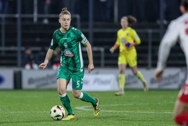 from left Michelle Ulbrich SV Werder Bremen, 5 on the ball, single image, full body, action, action, game scene, THE DFB GUIDELINES PROHIBIT ANY USE OF PHOTOGRAPHS AS IMAGE SEQUENCES AND OR QUASI VIDEO DFB REGULATIONS PROHIBIT ANY USE OF PHOTOGRAPHS AS IMAGE SEQUENCES AND OR QUASI VIDEO , 18 11 2024, Cologne Germany , Football, Google Pixel Women Bundesliga, 1 FC Köln SV Werder Bremen xobx