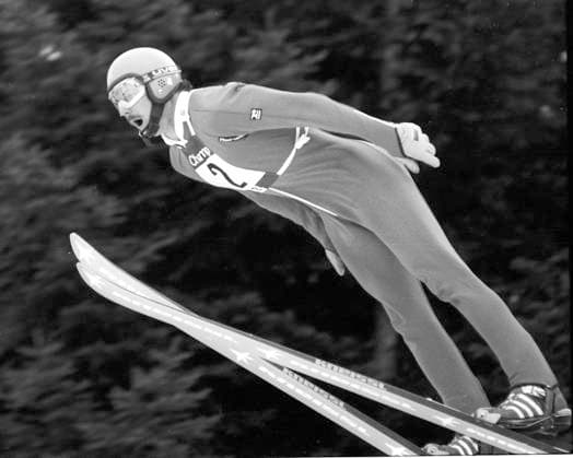 Archivbilder der Woche SPORT KW47 28.12.1979 Nordische Kombination in Nesselwang (Deutschland) Ferdl Angerer (GER) in Aktion beim Skisprung *** 28 12 1979 Nordic combined in Nesselwang Germany Ferdl Angerer GER in action during ski jumping HM