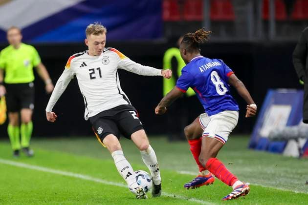 France, Valenciennes, 19 11 2024, Stade du Hainaut, France U21 v Germany U21 International Friendly, Maximilian Beier Germany and Valentin Atangana France battle for the ball Valenciennes Stade du Hainaut France eu-images-700