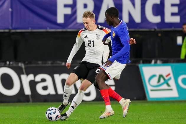 France, Valenciennes, 19 11 2024, Stade du Hainaut, France U21 v Germany U21 International Friendly, Maximilian Beier Germany and Kassoum Ouattara France battle for the ball Valenciennes Stade du Hainaut France eu-images-700
