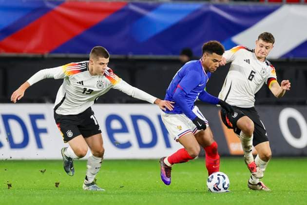 France, Valenciennes, 19 11 2024, Stade du Hainaut, France U21 v Germany U21 International Friendly, Nicolo Tresoldi Germany , Desire Doue France and Eric Martel Germany battle for the ball Valenciennes Stade du Hainaut France eu-images-700