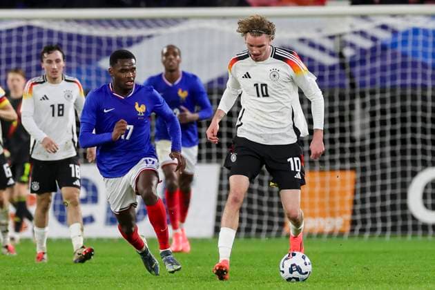 France, Valenciennes, 19 11 2024, Stade du Hainaut, France U21 v Germany U21 International Friendly, Ange Yoan Bonny France and Nick Woltemade Germany battle for the ball Valenciennes Stade du Hainaut France eu-images-700