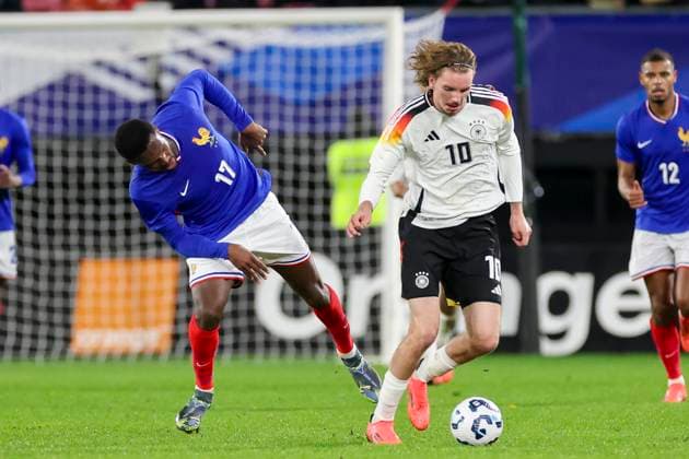 France, Valenciennes, 19 11 2024, Stade du Hainaut, France U21 v Germany U21 International Friendly, Ange Yoan Bonny France and Nick Woltemade Germany battle for the ball Valenciennes Stade du Hainaut France eu-images-700