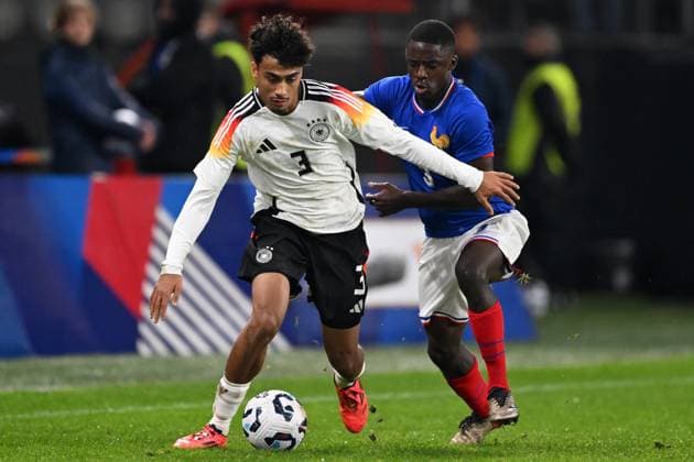Sport Bilder des Tages VALENCIENNE - (l-r) Nathaniel Brown of Germany U21, U 21 Sael Kumbedi Nseke of France U21 during the friendly Interland match between France U21 and Germany U21 at Stade du Hainaut on Nov. 19, 2024 in Valencienne, France. ANP Hollandse Hoogte International Friendly, Länderspiel, Nationalmannschaft 2024 25 xVIxANPxSportx xGerritxvanxKeulenxIVx 513832668 originalFilename: 513832668.jpg