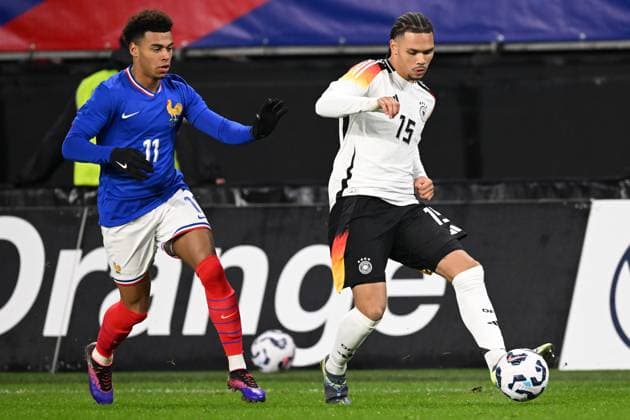 VALENCIENNE - (l-r) Desire Doue of France U21, U 21 Nnamdi Collins of Germany U21 during the friendly Interland match between France U21 and Germany U21 at Stade du Hainaut on Nov. 19, 2024 in Valencienne, France. ANP Hollandse Hoogte International Friendly, Länderspiel, Nationalmannschaft 2024 25 xVIxANPxSportx xGerritxvanxKeulenxIVx 513832709 originalFilename: 513832709.jpg
