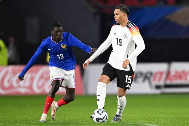 VALENCIENNE - (l-r) Kassoum Ouattara of France U21, U 21 Nnamdi Collins of Germany U21 during the friendly Interland match between France U21 and Germany U21 at Stade du Hainaut on Nov. 19, 2024 in Valencienne, France. ANP Hollandse Hoogte International Friendly, Länderspiel, Nationalmannschaft 2024 25 xVIxANPxSportx xGerritxvanxKeulenxIVx 513832756 originalFilename: 513832756.jpg