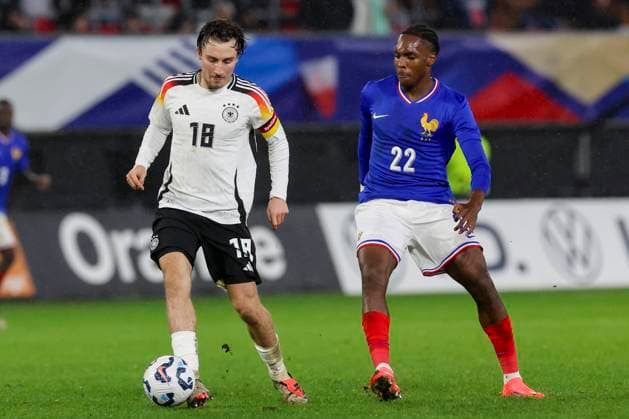 France, Valenciennes, 19 11 2024, Stade du Hainaut, France U21 v Germany U21 International Friendly, Rocco Reitz Germany and Mathys Tel France battle for the ball Valenciennes Stade du Hainaut France eu-images-700